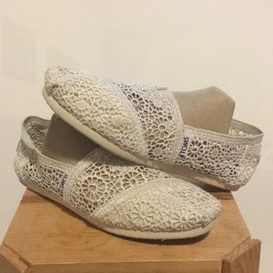 lacy Toms, size 8
